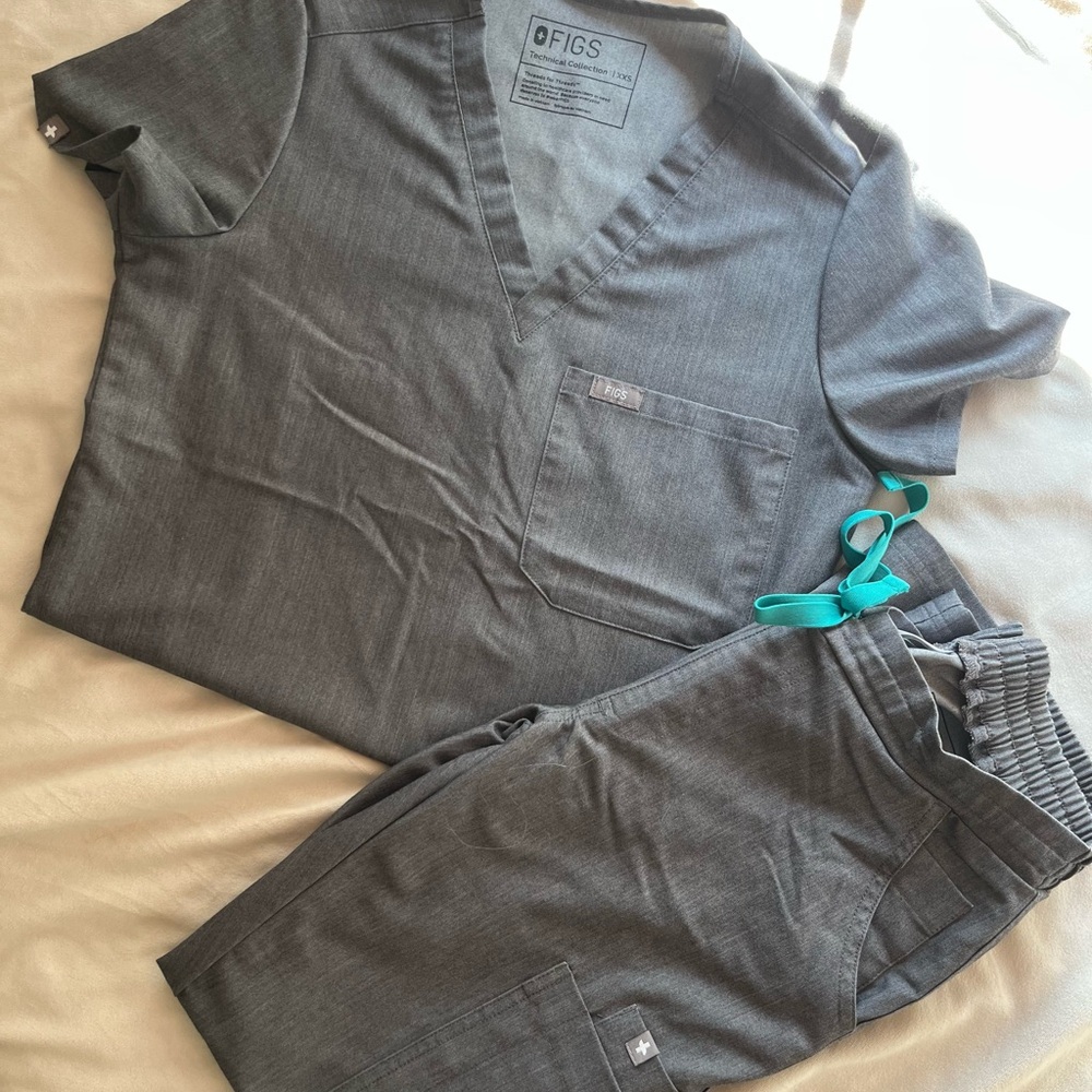 FIGS Charcoal Scrub Ensemble